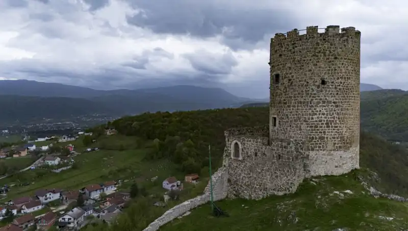 Bosna Hersek'in Sokolac Kalesi: Tarihin İzlerini Taşıyan Efsanevi Yapı