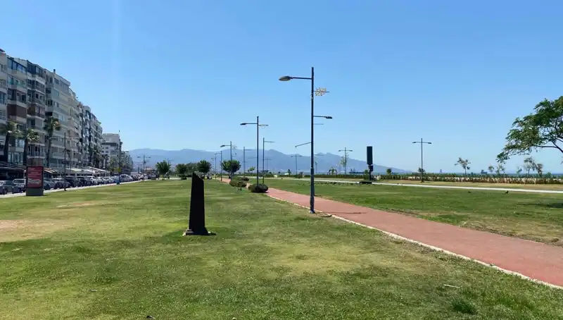 İzmir'de Sıcaklık Rekoru: Kordon Sahili Nur Topu Gibi Boş Kaldı!