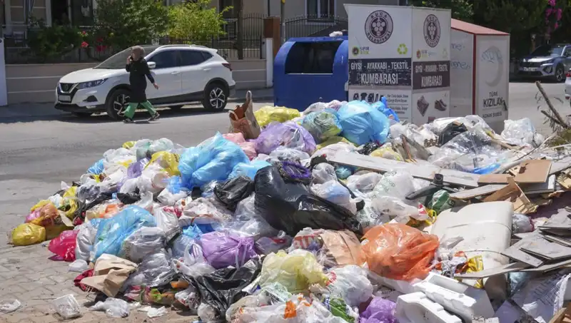İzmir'de Çöp Yığınları: Kentin Temizliği İçin Ne Gidiyor?