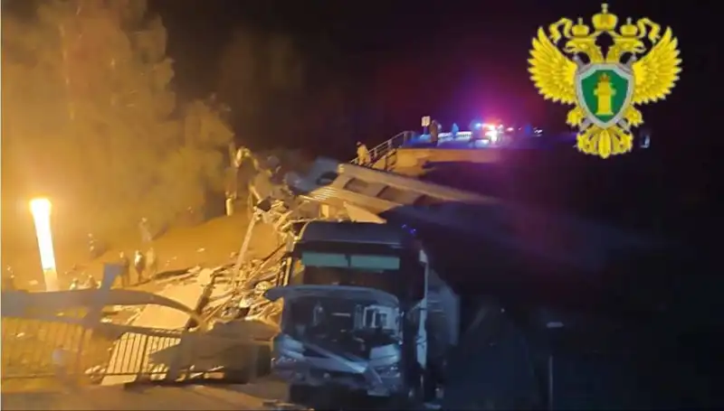 Rusya'da Şok Edici Köprü Çöküşü: Tren Üzerine Düştü, Hayatlar Kayıp