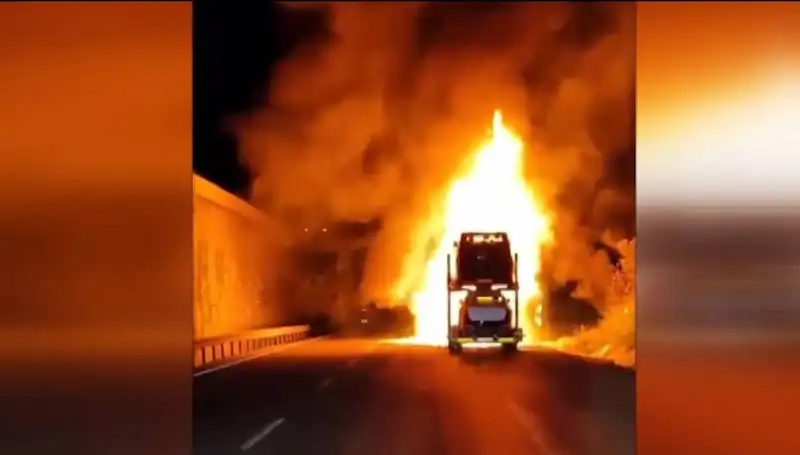 Tırda Yangın: Otomobil Yüklü Araç Alev Alev Yandı, 8 Araç Zarar Gördü