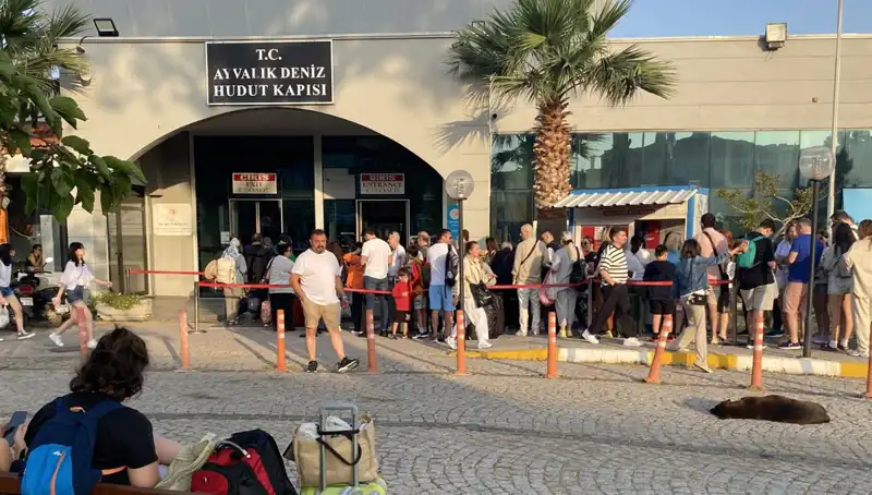 Bayramda Midilli Adası'na Yoğun İlgi: Tatilcilerin Gözde Noktası Oldu