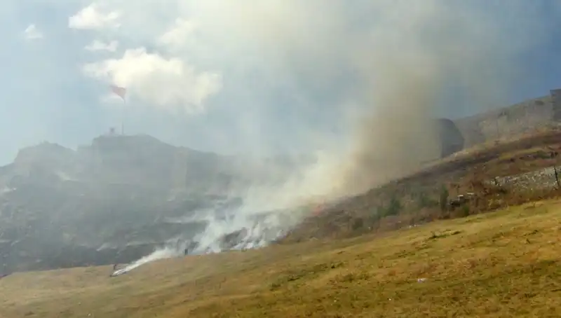 Kars Kalesi’ne Yakın Alanlarda Büyük Anız Yangını Paniğe Neden Oldu