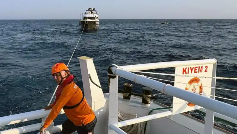 Marmaris Açıklarında Sürüklenen Tekne Kurtarıldı: Heyecan Dolu Anlar