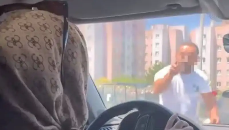 Trafikte Dehşet Anları: Sürücü Aracını Yumruklayan Kişiyi İhmal Etmedi