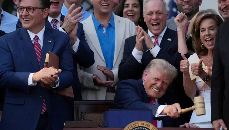 Trump, Ülkeyi Değiştirecek "Büyük, Güzel Yasa Tasarısı"nı İmzaladı