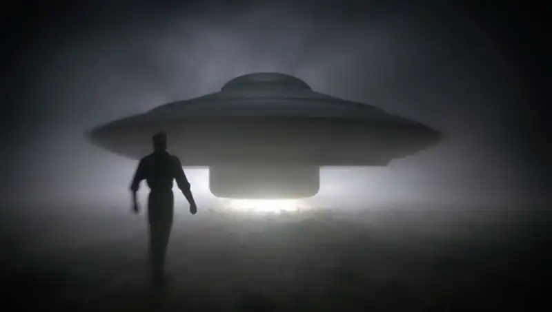 UFO Uzmanından Şok Uyarı: "Uzaylılar Masum İnsanları Hedef Alıyor!"