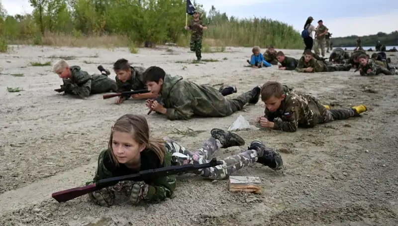 Rusya'nın Çocuk Savaşçıları: Askeri Kampta Tehlikeli Eğitimler
