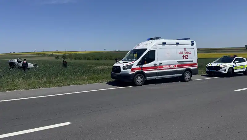 Edirne'de Devrilen Otomobildeki Sürücü ve Eşi Yaralandı: Kaza Anları