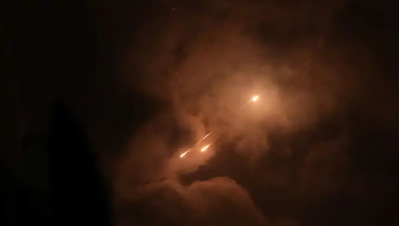 İran'ın Gece Saldırıları: Füzelerin Ateşlenme Zamanlaması Ne Anlama Geliyor?