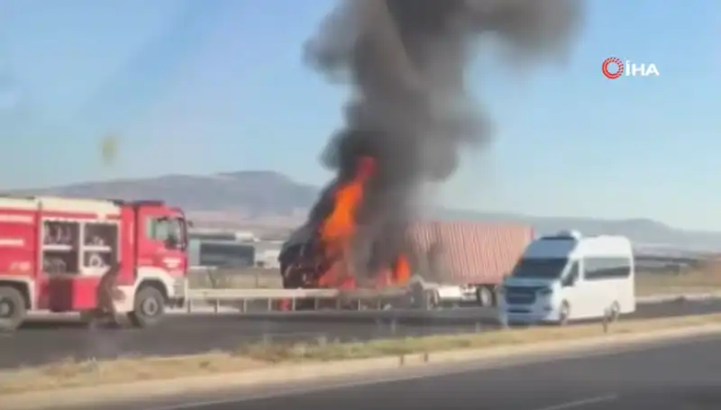 Ankara'da TIR Faciası: Alev Alev Yanan Araç Trafiği Alt Üst Etti