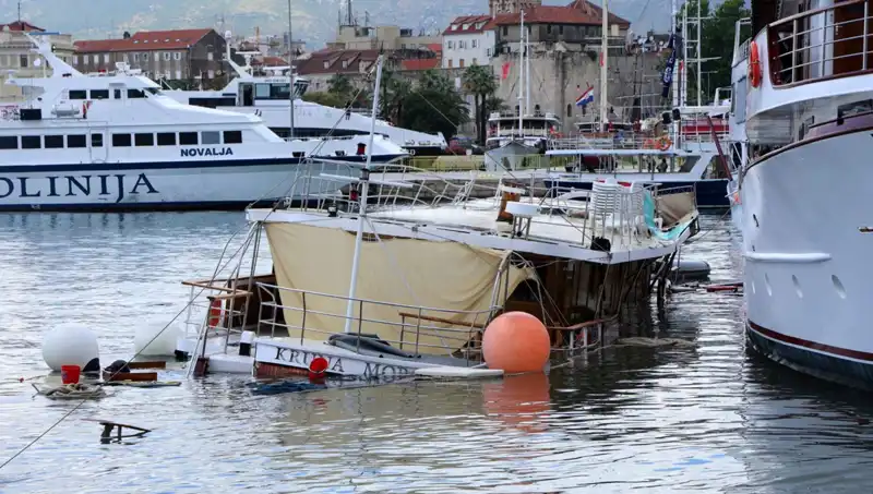 Hırvatistan'da Fırtına: Feribotun Çarptığı Gemi Battı, Can Kayıpları Yaşandı