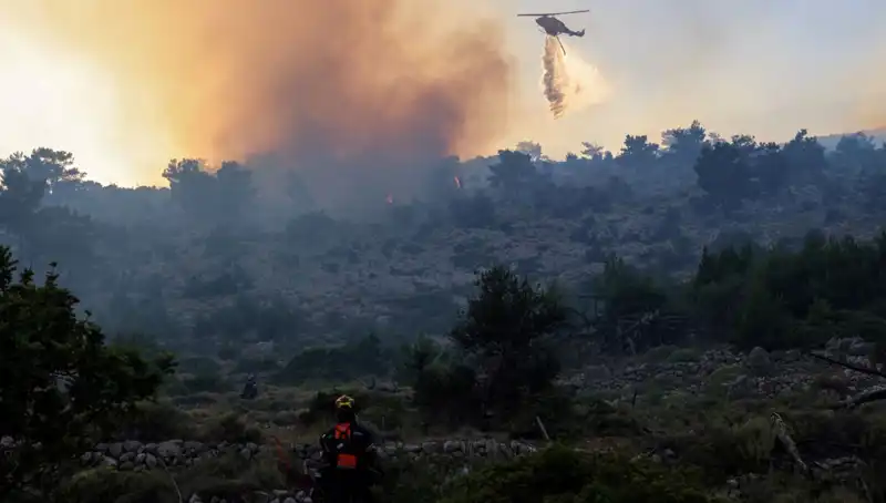 Eğriboz Adası’nda Yangın Panik Yarattı: İki Köy Tahliye Edildi