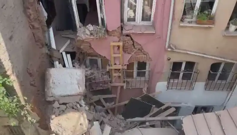 İstanbul'da Üç Katlı Bina Balkonu Çöktü: Olayın Ayrıntıları ve Analizler