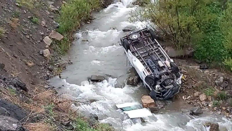 Hakkari'de Minibüs Devrildi: Can Pazarı ve Acı Kaybı