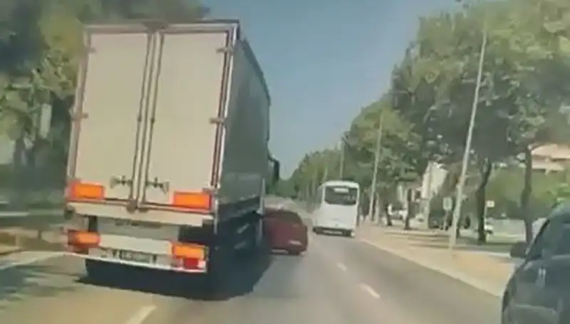 Bursa'da Feci Kaza: Kör Noktada İki Araç Çarpıştı