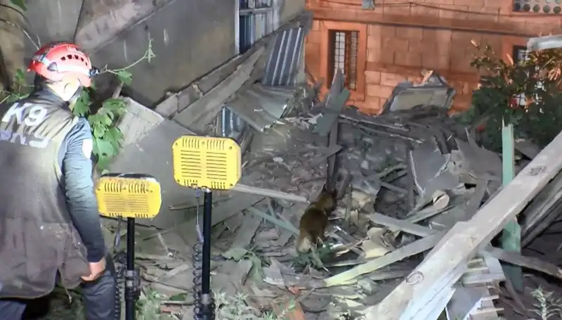 İstanbul'daki Deprem Sonrası Bir Bina Korkunç Bir Şekilde Çöktü