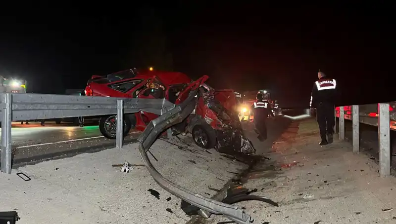 İstanbul'da Korkunç Kaza: Bariyerlere Çarpan Otomobilde İki Can Kaybı