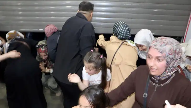 Alışveriş Merkezinde Yüzde 50 İndirim Fırtınası: İzdiham Yaşandı!