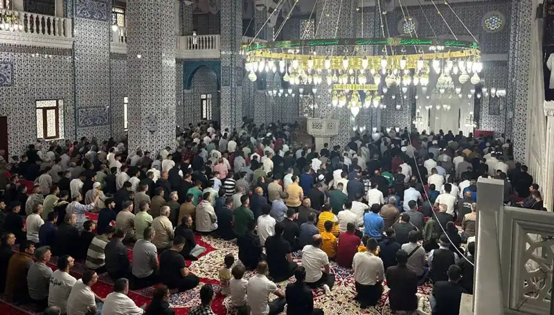 Iğdır'da Duygusal Anlar: İlk Bayram Namazı Coşkuyla Kılındı