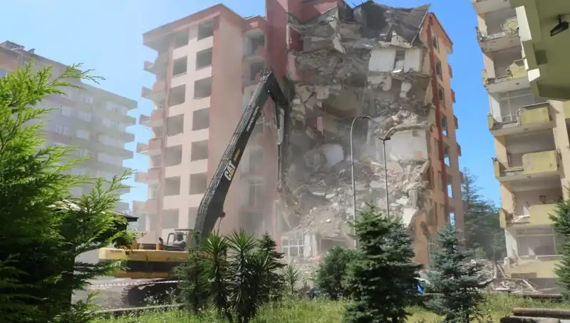 Dalgalar Yıktı: İki Bina İçin Yıkım Süreci Başladı