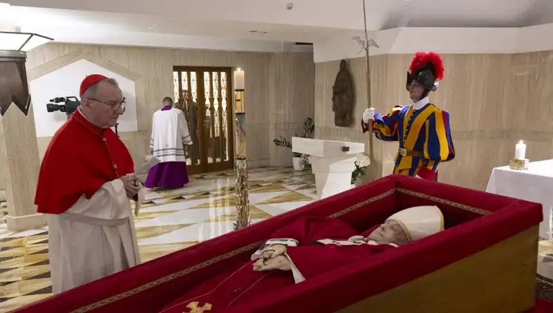 Papa'nın Tabutundaki Fotoğraflar Ortaya Çıktı: Duygusal Anlar ve Anılar