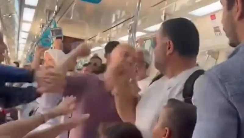 Marmaray'da Yaşanan Yumruklu Kavga: Olay Anı Kameralara Yansıdı