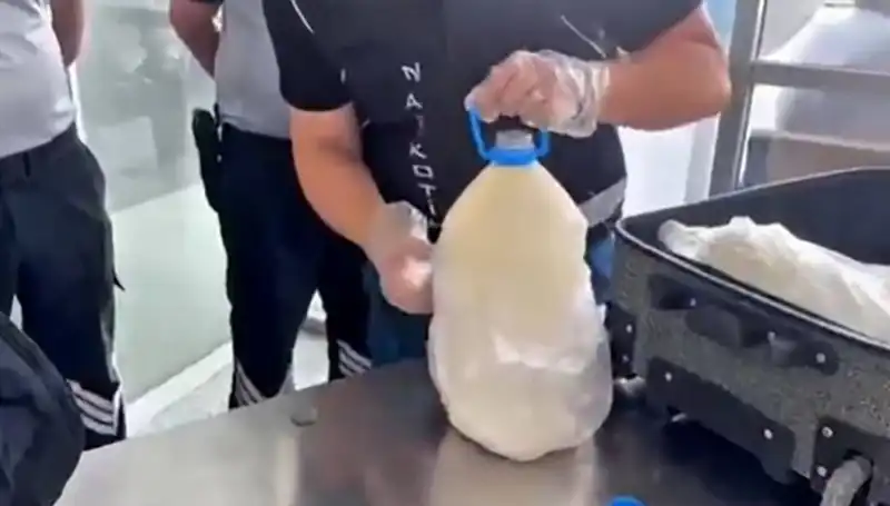 Havalimanında Süt Şişesinde Şok: 12 Kilo 800 Gram Uyuşturucu Ele Geçirildi!