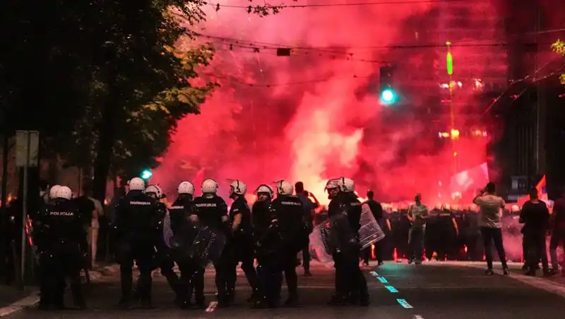 Sırbistan'da Erken Seçim Protestoları: Binlerce İnsan Sokağa Çıktı, Gözaltılar Gerçekleşti