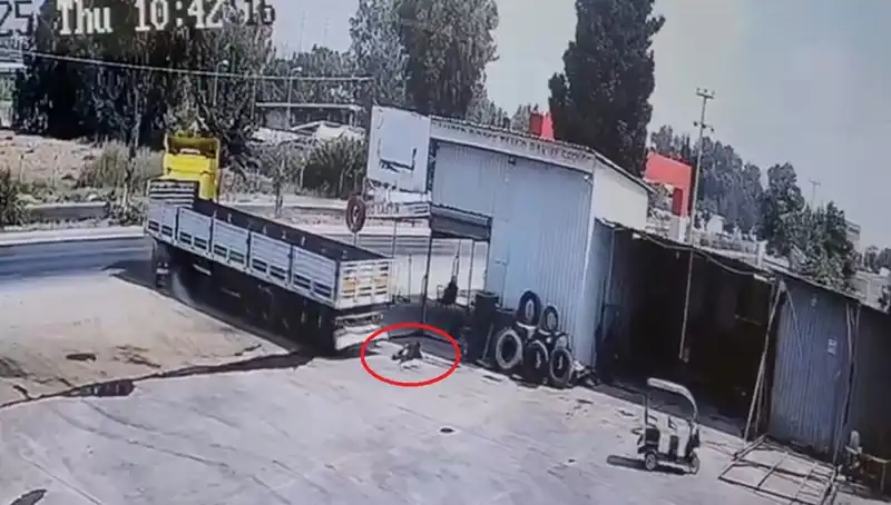 16 Yaşındaki Çocuk İşçi Tamirhanede Hayatını Kaybetti: TIR Altında Kalmıştı