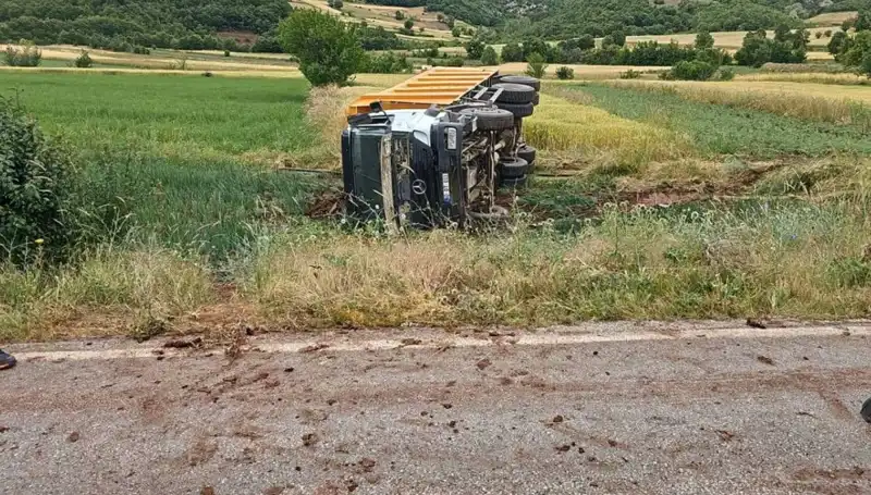 Tokat'ta Devrilen Kamyonun Şoförü Hayatını Kaybetti, Kazanın Ayrıntıları Şok Etti