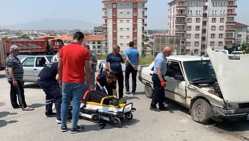 Kavşakta Korkutan Kaza: İki Yaralı, Trafik Durma Noktasına Geldi