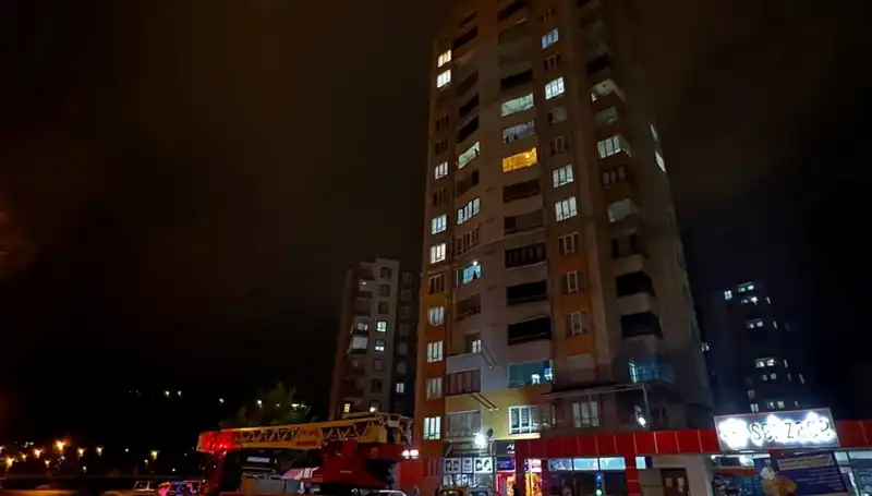 Yıldırım Çatıya Düştü: Apartman Sakinleri Şokta!