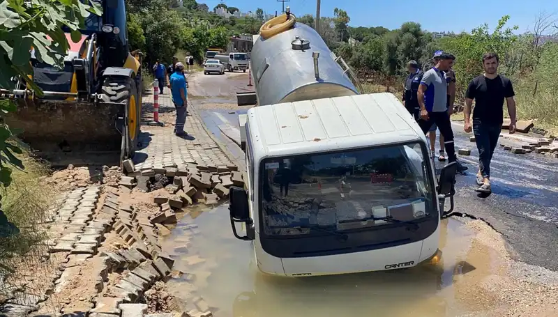 Bodrum'da Su Hattı Patladı! Tanker Çukura Düşerek Tehlike Saçtı