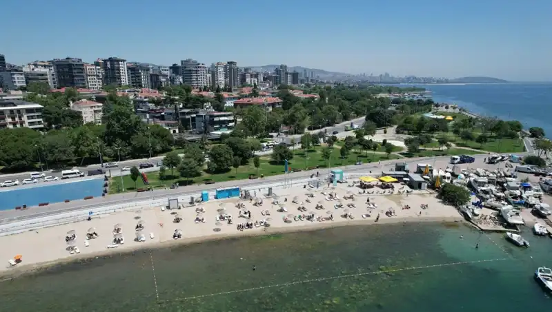 İstanbul'un Sıcak Yazı: Caddebostan Sahili'nde İnsan Kalabalığı Oluştu