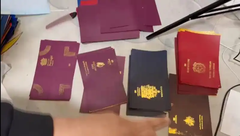 Sahte Kimlik İşlemlerine Büyük Operasyon: Pasaport, Vize ve Ehliyet Çetesi Çökertildi