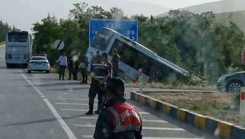 Isparta’da Tur Otobüsü ile Yolcu Otobüsü Çarpıştı: Kazanın Detayları Ortaya Çıktı