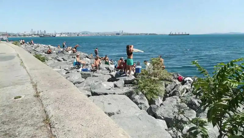 İstanbullular Yaz Sıcaklığında Sahillere Akın Ediyor: Plaj Keyfi Başladı!
