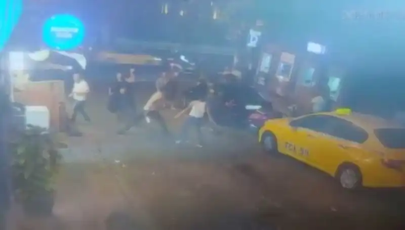 Beyoğlu’nda Laf Atma Kavgası: Sokak Savaşına Dönüştü