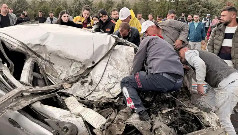 TIR ile Çarpışan Araç Kağıt Gibi Ezildi: Kaza Anı Şok Etti