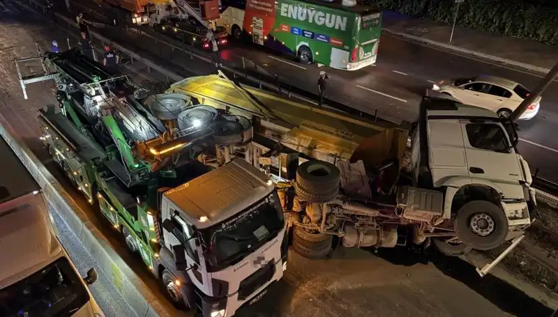 Moloz Yüklü Hafriyat Kamyonu Devrildi: Şehirde Panik Yarattı