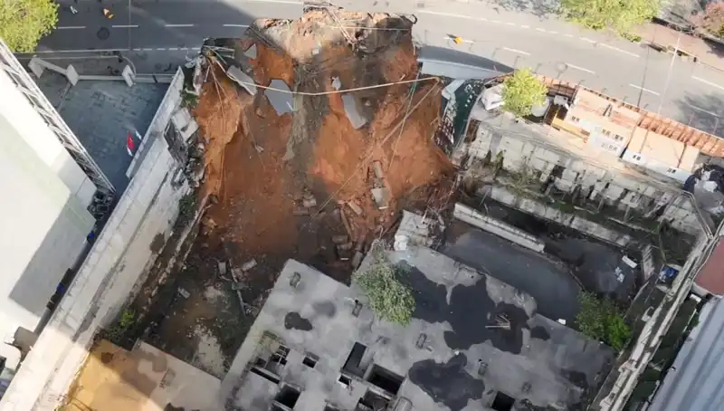 Sarıyer’de Ani Yol Çökmesi, Cadde Trafiğe Kapatıldı