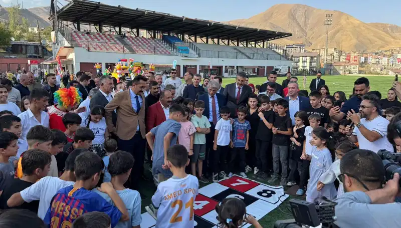 Anadolu Şenliği Hakkari'de Renkli Gösterilerle Kapılarını Açtı