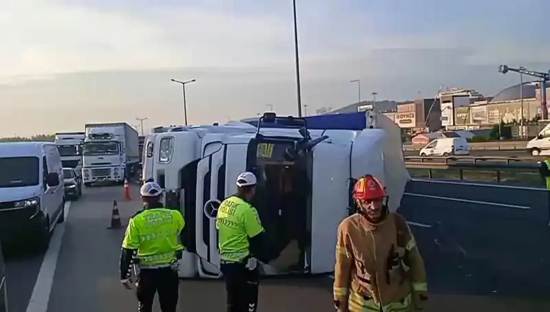 Pendik TEM Otoyolu’nda Tır Devrildi: İstanbul’a Giden Yolda Kaza Sonrası Yoğunluk