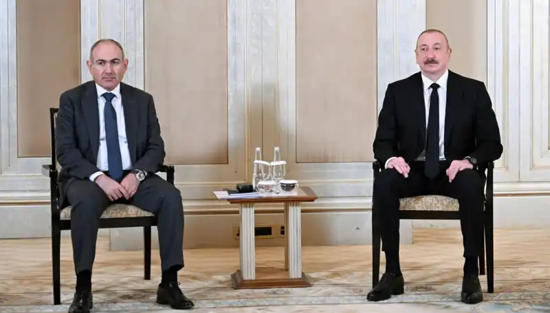 Aliyev ve Paşinyan, Abu Dabi'de Barış İçin Tarihi Bir Adım Attı