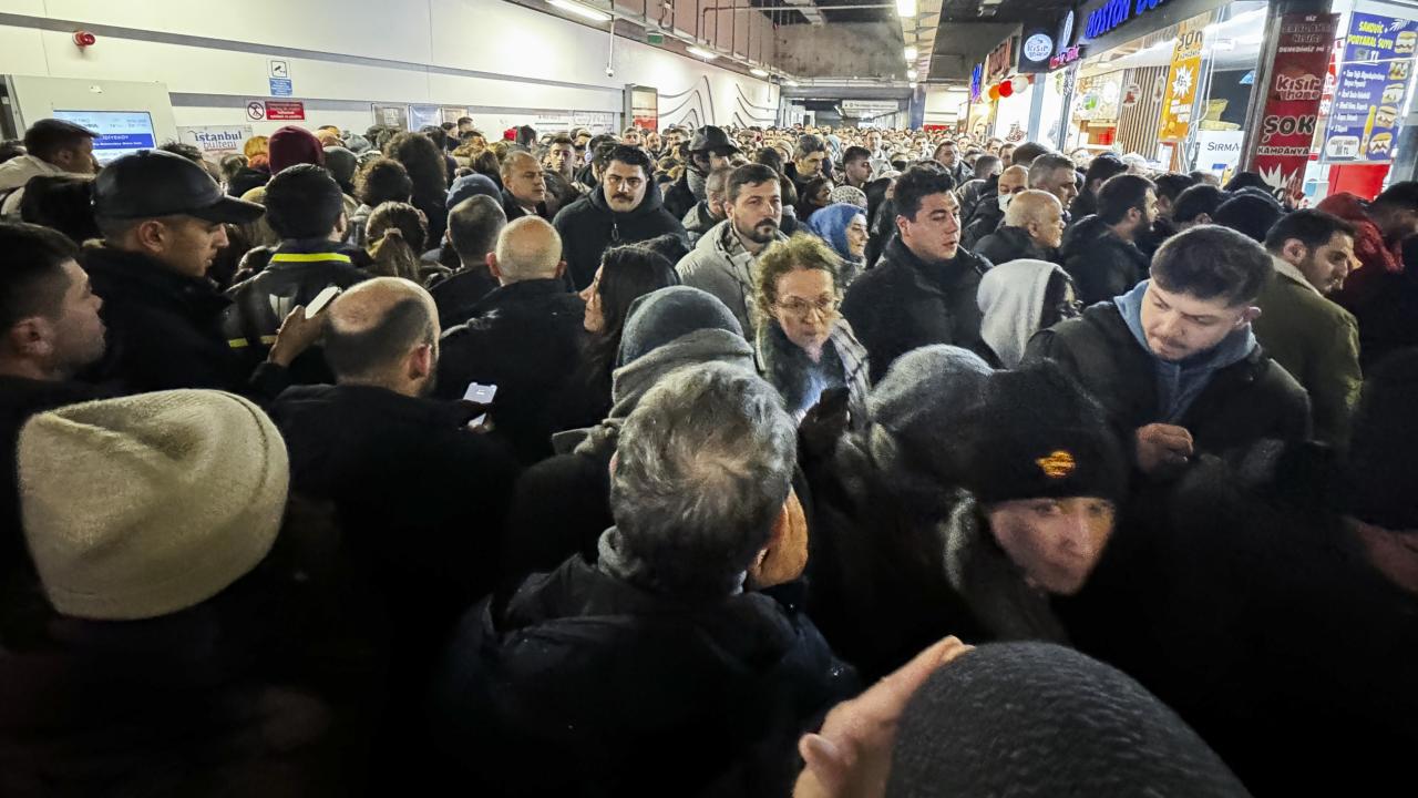 İstanbul'da Kar Yağışı Trafikte Sorun Yaratıyor